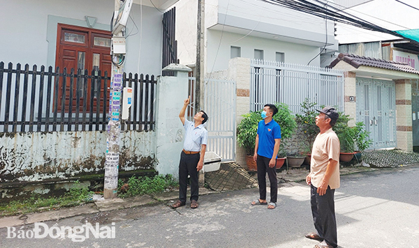 Ông Phạm Quang Đỉnh, Trưởng KP.8, P.Tân Phong, TP.Biên Hòa (bìa trái) kiểm tra hoạt động của mô hình camera an ninh xã hội hóa tại khu phố