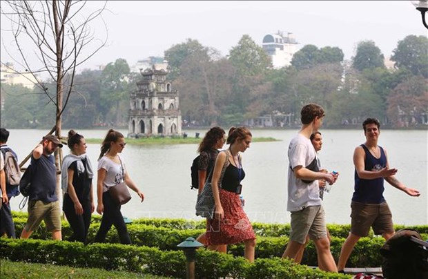 Foreign tourists at Hoan Kiem Lake in Hanoi (Photo: VNA)