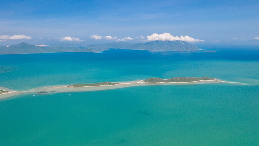 Lying in the calm, warm waters of Van Phong Bay, just an hour north of Nha Trang, Diep Son is a mini-archipelago of small green islands. At low tide, a curving sandbar is exposed, linking three of the islets via a ‘sand bridge’. 