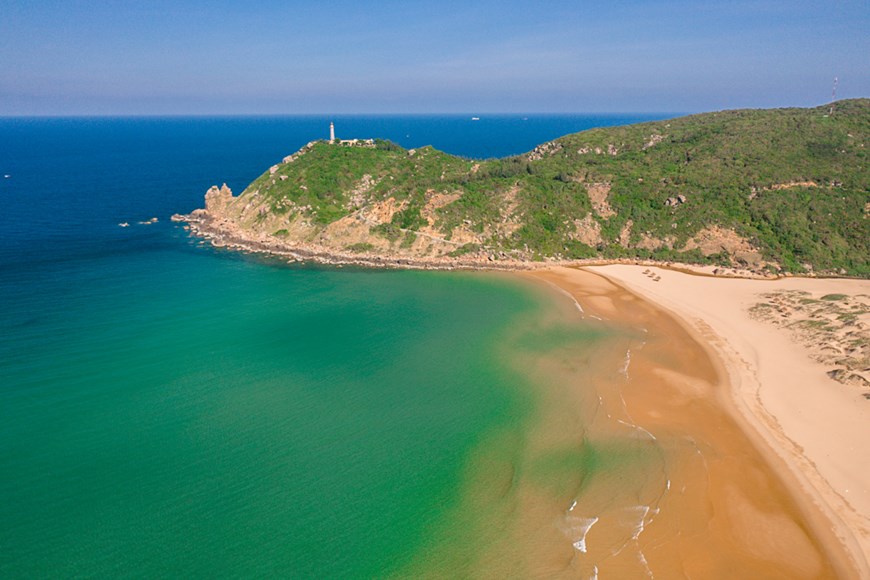 A bird-eye view of Dai Lanh lighthouse. The lighthouse was severely damaged during wartime and was re-opened in 1995. It is one of eight lighthouses aged over 100 years in Vietnam. (Source: Vnexpress)A bird-eye view of Dai Lanh lighthouse. The lighthouse was severely damaged during wartime and was re-opened in 1995. It is one of eight lighthouses aged over 100 years in Vietnam. 