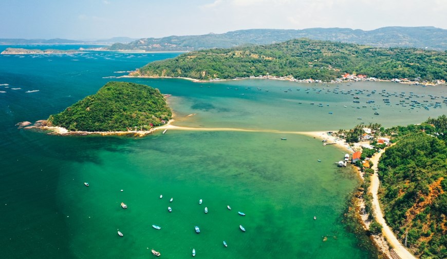 In the calm waters of Van Phong Bay, the islands of Diep Son are linked by a ‘sand bridge’. 