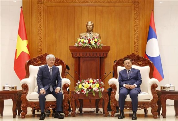 Secretary of the Party Central Committee and President of the Vietnam Fatherland Front Central Committee Do Van Chien (L) meets with President of the National Assembly of Laos Xaysomphone Phomvihane in Vientiane on July 27. 