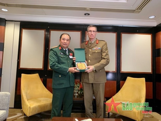 Lt. Gen. Phung Si Tan, Deputy Chief of the General Staff of the Vietnam People's Army (left) meets Chief of the Australian Defence Force General Angus Campbell. 