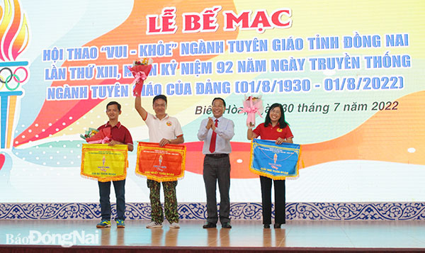 Ủy viên Ban TVTU, Trưởng ban Tuyên giáo Tỉnh ủy Phạm Xuân Hà trao giải thưởng cho các cá nhân, tập thể xuất sắc tại hội thao “vui – khỏe” ngành Tuyên giáo tỉnh Đồng Nai lần thứ XIII
