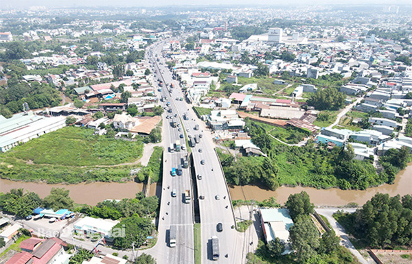 Đường cao tốc Biên Hòa - Vũng Tàu giai đoạn 1 khi hoàn thành xây dựng sẽ góp phần giảm tải áp lực giao thông đối với quốc lộ 51. Ảnh: Phạm Tùng