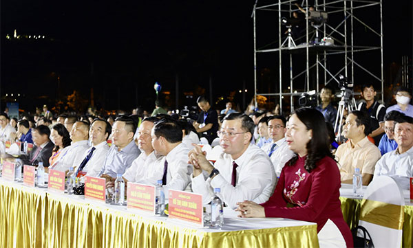 Đồng chí Võ Thị Ánh Xuân, Uỷ viên BCH Trung ương Đảng, Phó Chủ tịch nước và các đại biểu dự Chương trình.
