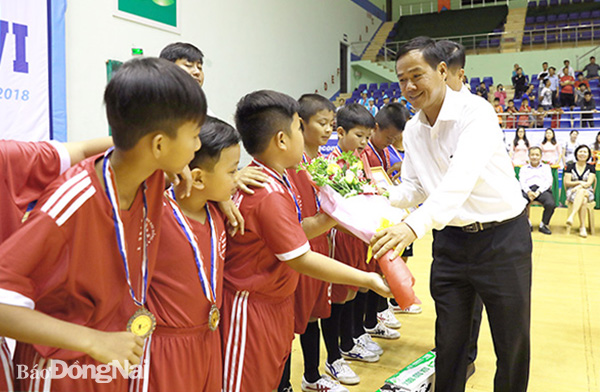 Phó tổng biên tập Báo Đồng Nai Đinh Kim Tuấn trao giải ba cho đội Biên Hòa tại Giải bóng đá nhi đồng Cúp Báo Đồng Nai lần thứ 16