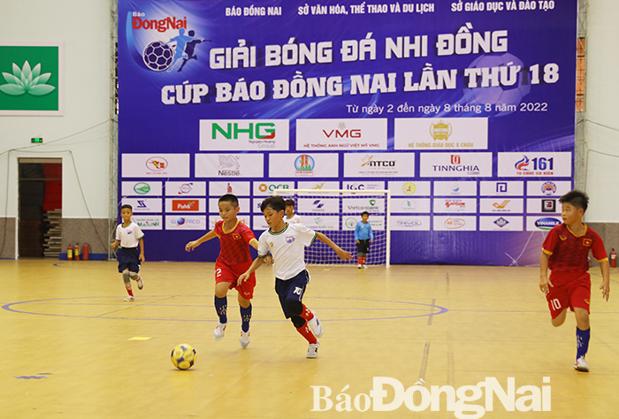 Một pha bóng trong trận đấu giữa Tân Phú và Nhơn Trạch. Ảnh: Huy Anh
