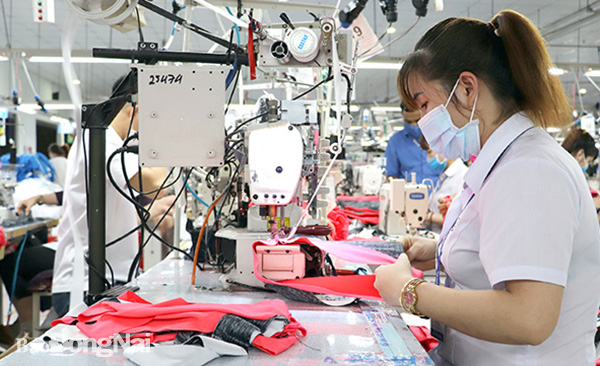 Công ty CP Đồng Tiến ở Khu công nghiệp Amata (TP.Biên Hòa) ứng dụng công nghệ vào sản xuất giữ ổn định đơn hàng