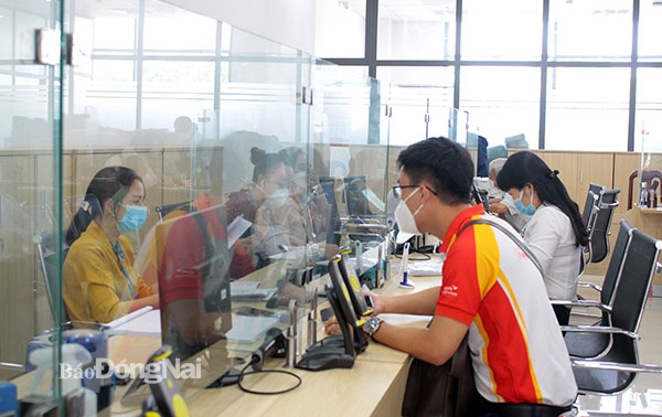 Giải quyết thủ tục hành chính cho người dân tại bộ phận một cửa TP.Biên Hòa. Ảnh minh họa: Hồ Thảo