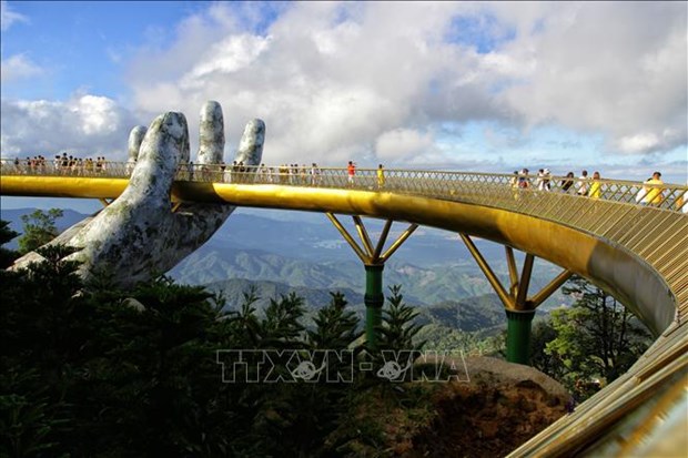 Tourists visit Golden Bridge in Da Nang (Photo: VNA)