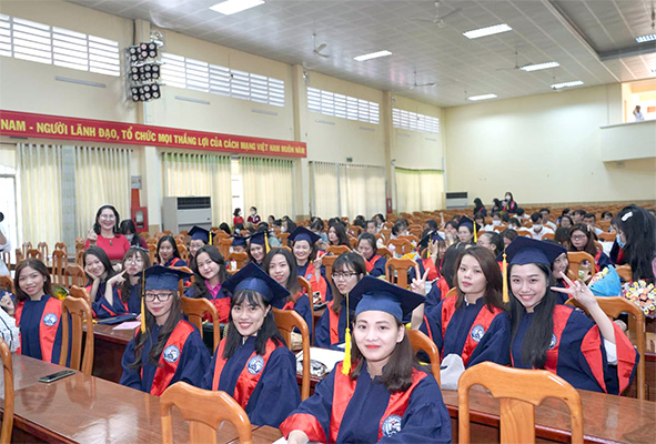 Sinh viên Khoa Sư phạm tiểu học, mầm non Trường đại học Đồng Nai trong ngày nhận bằng tốt nghiệp đại học. Ảnh: C.Nghĩa