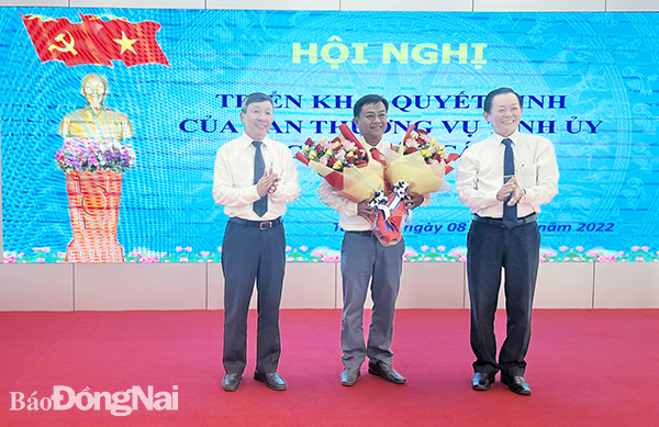 Phó bí thư thường trực Tỉnh ủy Hồ Thanh Sơn (trái) và Bí thư Huyện ủy Tân Phú Nguyễn Trung Thành chúc mừng