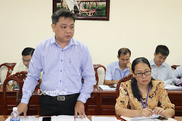 Phó giám đốc Sở TN-MT Trần Thế Vinh nêu những vướng mắc trong quản lý đất công. Ảnh: Hương Giang