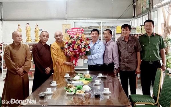 Bí thư Huyện ủy Nhơn Trạch Lê Thành Mỹ tặng hoa chúc mừng Đại lễ Vu Lan năm 2022