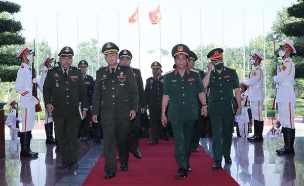 Cambodian military delegation visits Vietnam