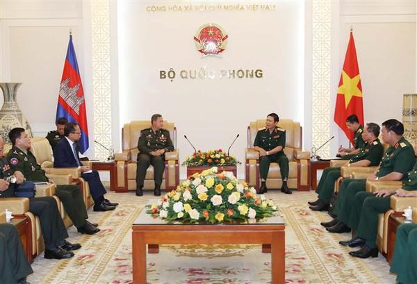 Chief of the General Staff of the VPA and Deputy Defence Minister, Sen. Lt. Gen. Nguyen Tan Cuong receives Lt. Gen. Hun Manet, Deputy Commander-in-Chief of the RCAF and Commander of the Royal Cambodian Army and the Cambodian delegation .