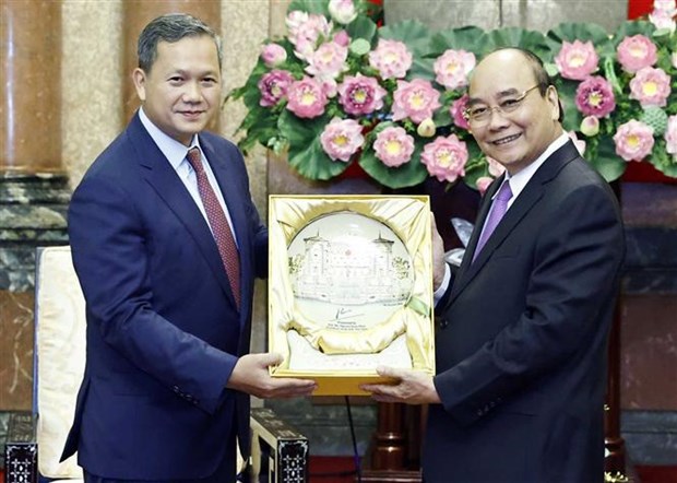 President Nguyen Xuan Phuc (right) and Lt. Gen. Hun Manet, Deputy Commander-in-Chief of the Royal Cambodian Armed Forces (RCAF) and Commander of the Royal Cambodian Army.