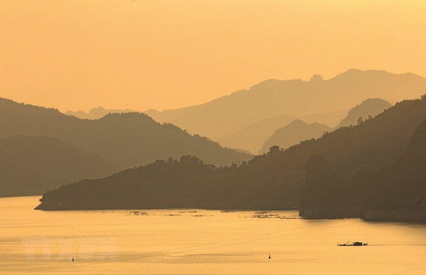 It's nice for visitors to stay overnight on the lake to enjoy the beautiful sunset and sunrise. 