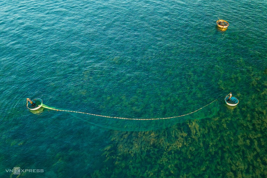 Fishing can involve one or more people. In the photo: A couple in two coracles spread their net to trap squid and other seafood, as also harvest seaweed.