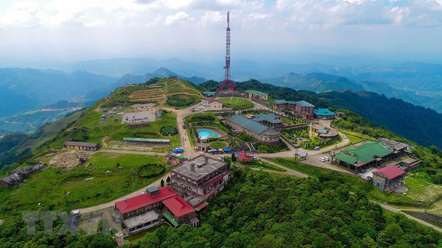 Located in Loc Binh district in the northern province of Lang Son, Mau Son is about 170 km northeast of Hanoi and 30 km east of Lang Son city. Mau Son consists of nearly 80 peaks. Phia Po is the highest of them at 1,541 m, followed by Phia Se at 1,520 m tall and Tra Ky at 1,180 m. 