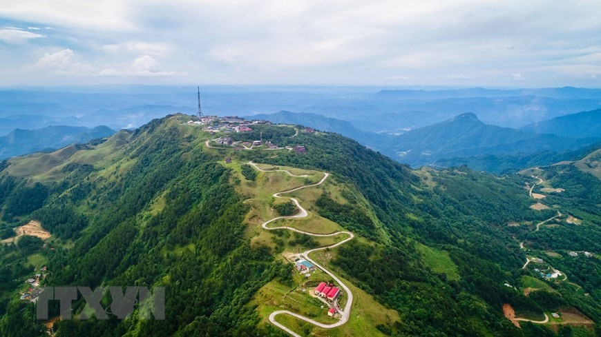 On the way to Mau Son, visitors will come across many deserted villas, resorts and wine cellars built by the French in 1930s. 