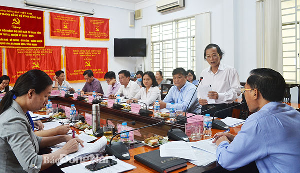 Bí thư Đảng ủy Khối các cơ quan tỉnh Bùi Quang Huy trao đổi kết quả thực hiện nhiệm vụ chính trị của khối thời gian qua. Ảnh: Phương Hằng