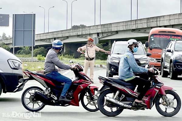 Những ngày đầu tháng 8-2022, Trạm Cảnh sát giao thông ngã ba Thái Lan cử cán bộ tham gia điều tiết giao thông tại nút giao quốc lộ 51 và đường cao tốc TP.HCM - Long Thành - Dầu Giây để giảm tình trạng ùn tắc tại đây