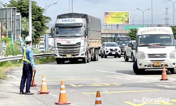 Trên đường cao tốc, nhân viên trạm thu phí liên tục điều tiết từ xa, hạn chế tình trạng các xe “dồn cục” tại một làn đường