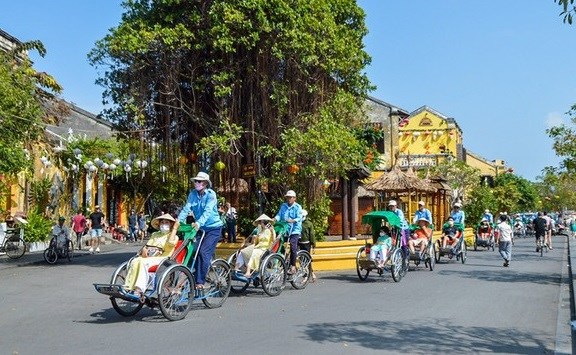 Tourists to Hoi An ancient city in Quang Nam province (Photo: VNA)