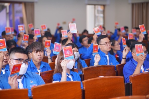 Các đại biểu biểu quyết thông qua các nội dung tại Đại hội đại biểu Đoàn TNCSHCM TP.Long Khánh(Ảnh: Thành đoàn Long Khánh cung cấp)