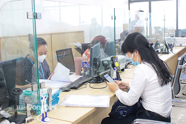 Cán bộ công chức giải quyết thủ tục hành chính cho người dân tại bộ phận một cửa TP.Biên Hòa. Ảnh: Hồ Thảo