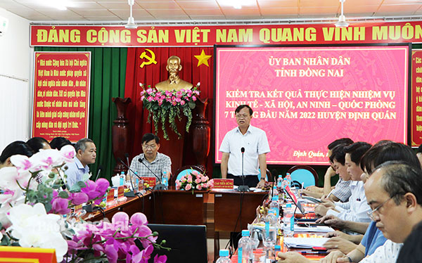 Chủ tịch UBND tỉnh Cao Tiến Dũng phát biểu tại buổi làm việc với H.Định Quán. Ảnh: Ngọc Liên