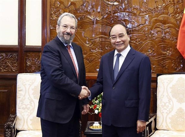 President Nguyen Xuan Phuc (R) and former Prime Minister of Israel Ehud Barak 