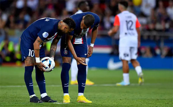 Mbappe (phải) tranh sút phạt đền với Neymar