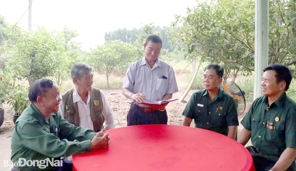 Bí thư Chi bộ ấp Tập Phước Đoàn Xuân Hòa chủ trì họp tổ nhân dân bàn giải pháp xây dựng ấp nông thôn mới kiểu mẫu. Ảnh: N.Anh