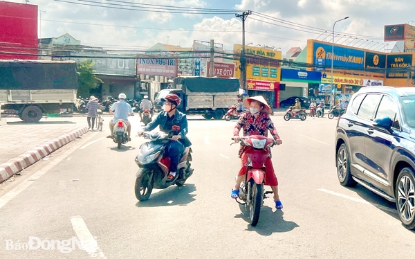 Người điều khiển xe máy không đội mũ bảo hiểm, đi ngược chiều tại khu vực vòng xoay Tam Hiệp, P.Tam Hòa (TP.Biên Hòa) sáng 18-8