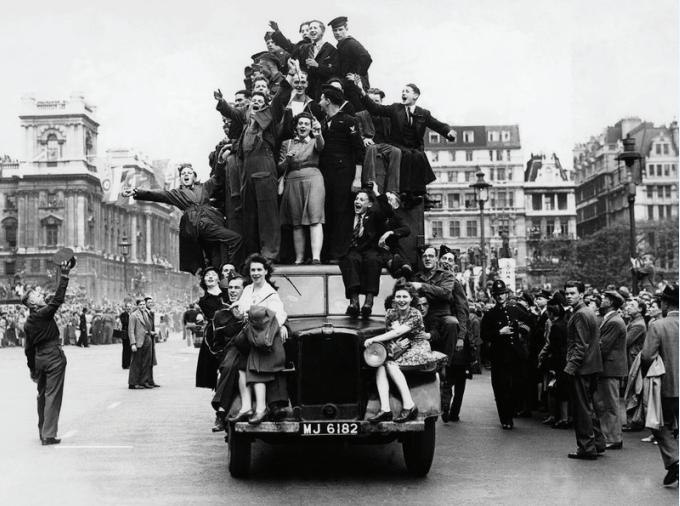 Người dân ở châu Âu tràn ra phố ăn mừng trong thời khắc Thế chiến hai sắp kết thúc (1945) Ảnh tư liệu 