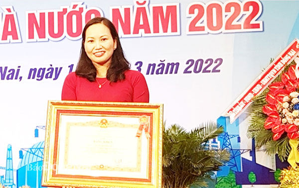 Cô Trương Thị Trâm Anh, giáo viên Trường THCS Quang Trung (H.Tân Phú) nhận bằng khen của Thủ tướng Chính phủ
