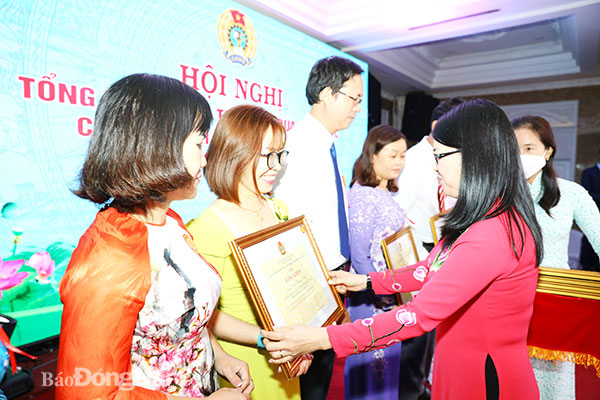 Cô giáo Đặng Phương Thùy nhận bằng khen của Tổng liên đoàn Lao động Việt Nam trong phong trào thi đua và xây dựng tổ chức Công đoàn vững mạnh giai đoạn 2020-2021. Ảnh: Thảo My