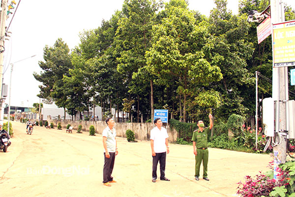 Công an xã Quang Trung cùng thành viên Ban ấp, Ban hành giáo tại ấp Lam Sơn, xã Quang Trung, H.Thống Nhất kiểm tra hệ thống camera an ninh ở một khu vực dân cư được thực hiện từ nguồn xã hội hóa. Ảnh: Sông Thao