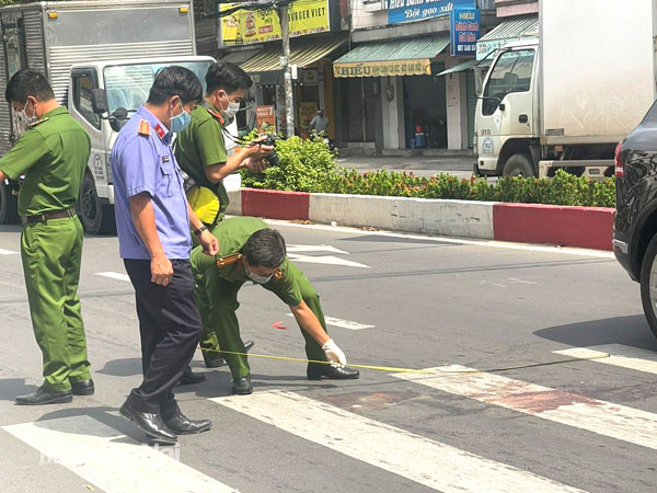 Kiểm sát viên Viện KSND tỉnh tham gia khám nghiệm hiện trường vụ án mạng tại TP.Biên Hòa. Ảnh: Trần Danh