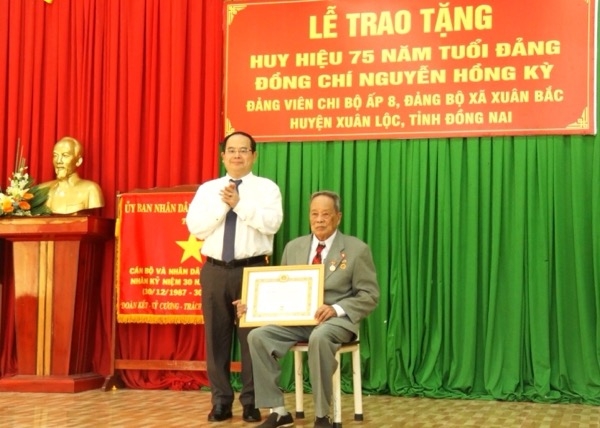 Phó bí thư Tỉnh ủy, Trưởng đoàn đại biểu Quốc hội tỉnh Quản Minh Cường trao Huy hiệu 75 năm tuổi Đảng cho đảng viên Nguyễn Hồng Kỳ