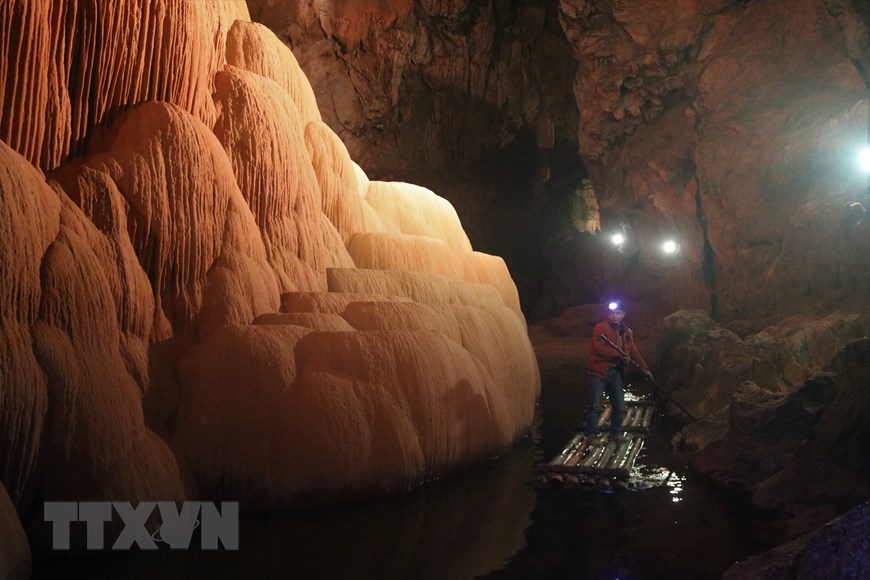 Nguom Ngao Cave is part of Non Nuoc Cao Bang, which was recognised as a member of the UNESCO Global Geoparks Network in 2018. 