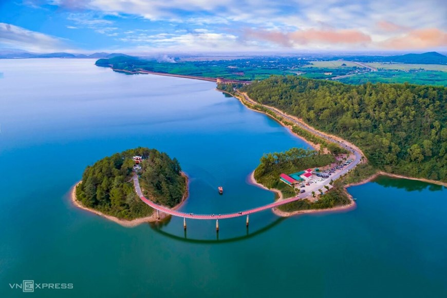 A bridge leads to an island that is home to a temple dedicated to late Party General Secretary Le Duan. This is a symbolic work reflecting the sacred affection and gratitude of generations of Ha Tinh people for the late Party Chief, while serving as an address to educate the younger generation on patriotism and revolutionary traditions and an attractive destination within Ha Tinh’s spiritual and cultural tourism sites. 