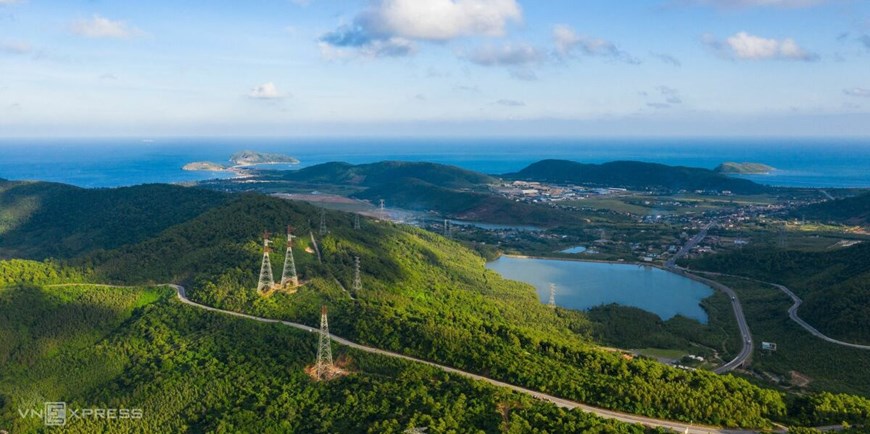 Ngang Pass, a natural boundary between Ha Tinh and Quang Binh provinces, is the narrowest stretch of land in all of Vietnam.