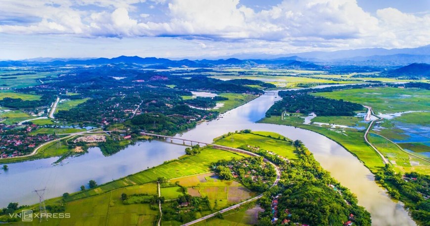 Tam Soa Wharf is not only a tourist attraction but also a trading place in the river region. 