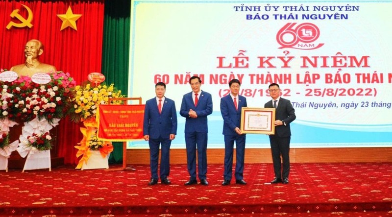 Đồng chí Lê Quốc Minh trao Bằng khen của Ban Tuyên giáo Trung ương tặng Báo Thái Nguyên
