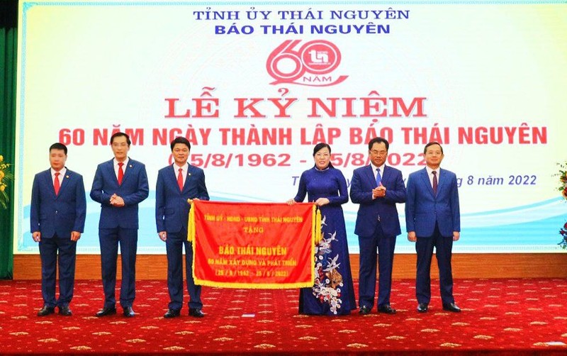 Tỉnh ủy, Hội đồng nhân dân, Ủy ban nhân dân tỉnh tặng cờ dẫn đầu phong trào thi đua cho Báo Thái Nguyên