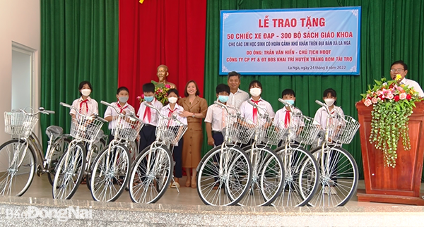 Lãnh đạo địa phương và đơn vị tài trợ trao tặng xe đạp cho các em học sinh